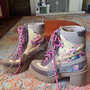 Gianni Bini Floral Heeled boots 6.5